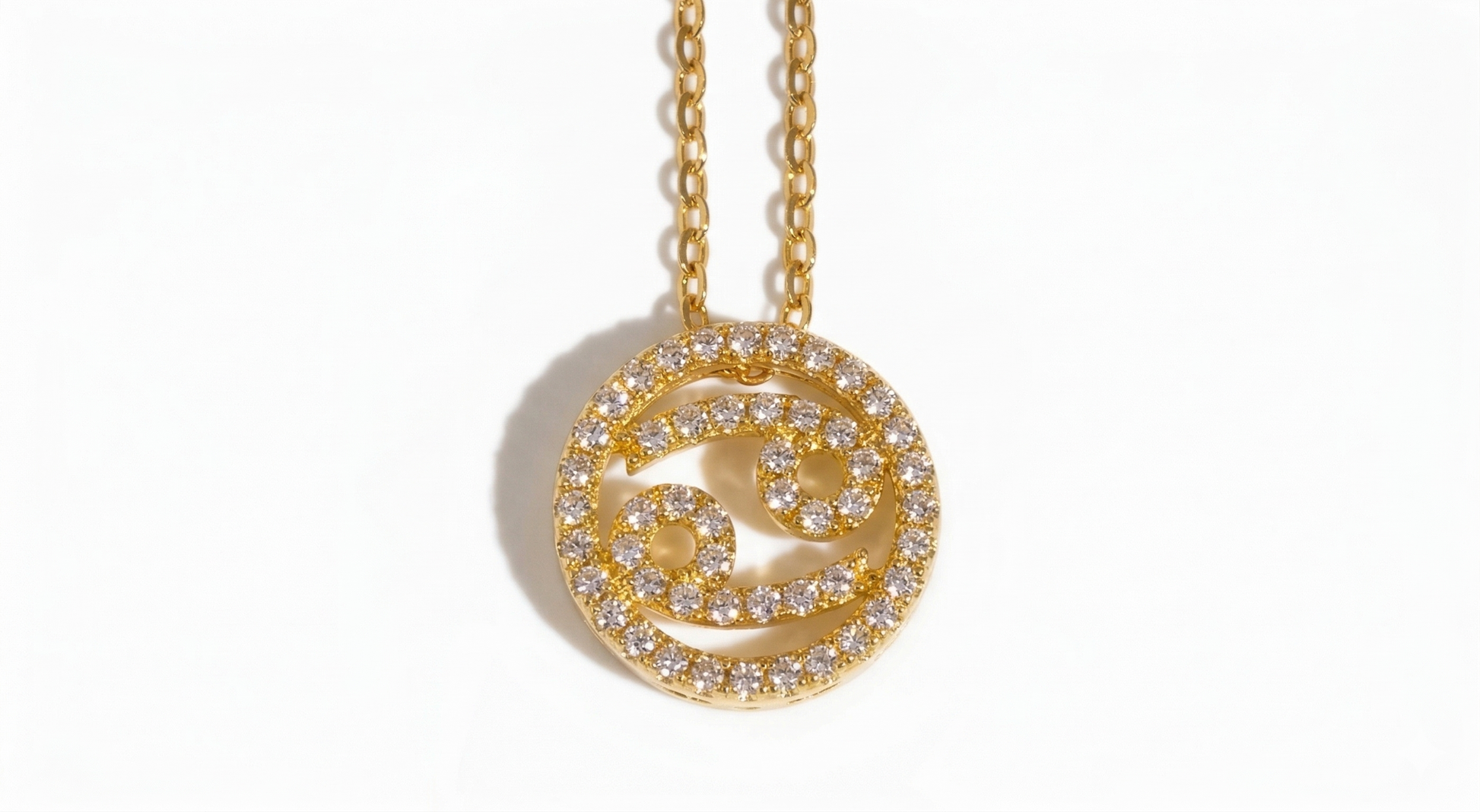 Cancer zodiac pendant in 18k gold vermeil with lab-grown moissanite center stone - Arvea Jewelry